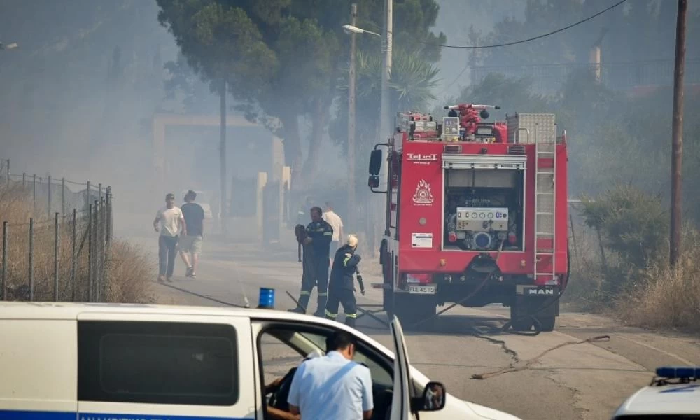 Ανεξέλεγκτο το πύρινο μέτωπο στην Αχαΐα - Εκκενώνονται προληπτικά 10 οικισμοί